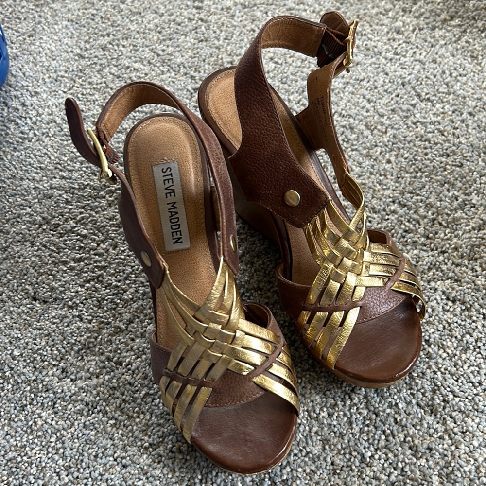 Women’s Steve Madden brown and gold wedges
